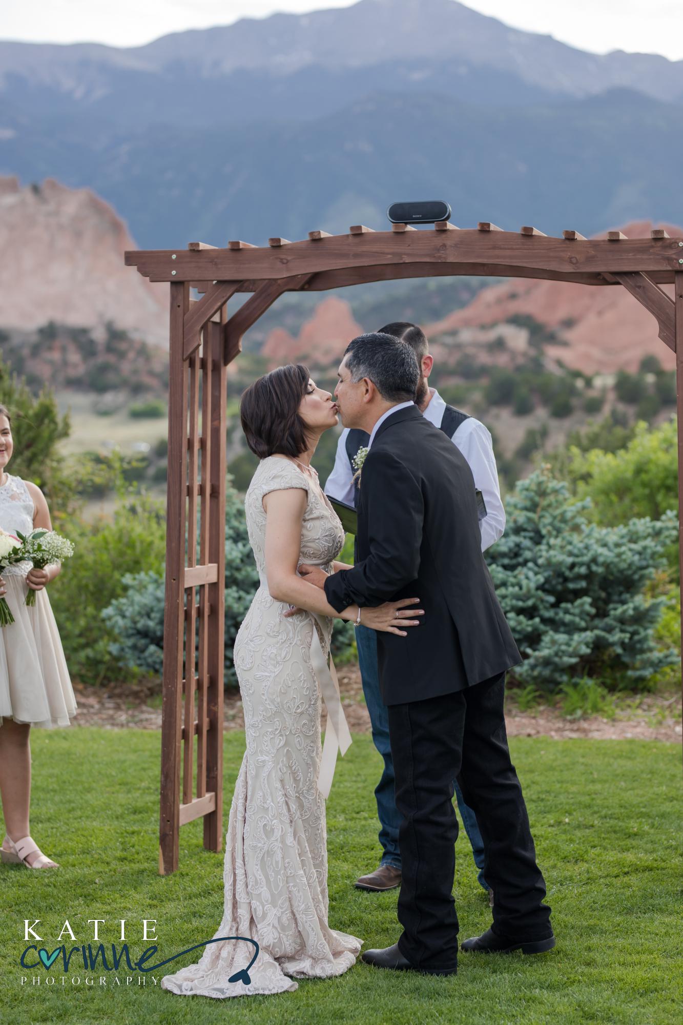 elopement photographer captures colorado wedding