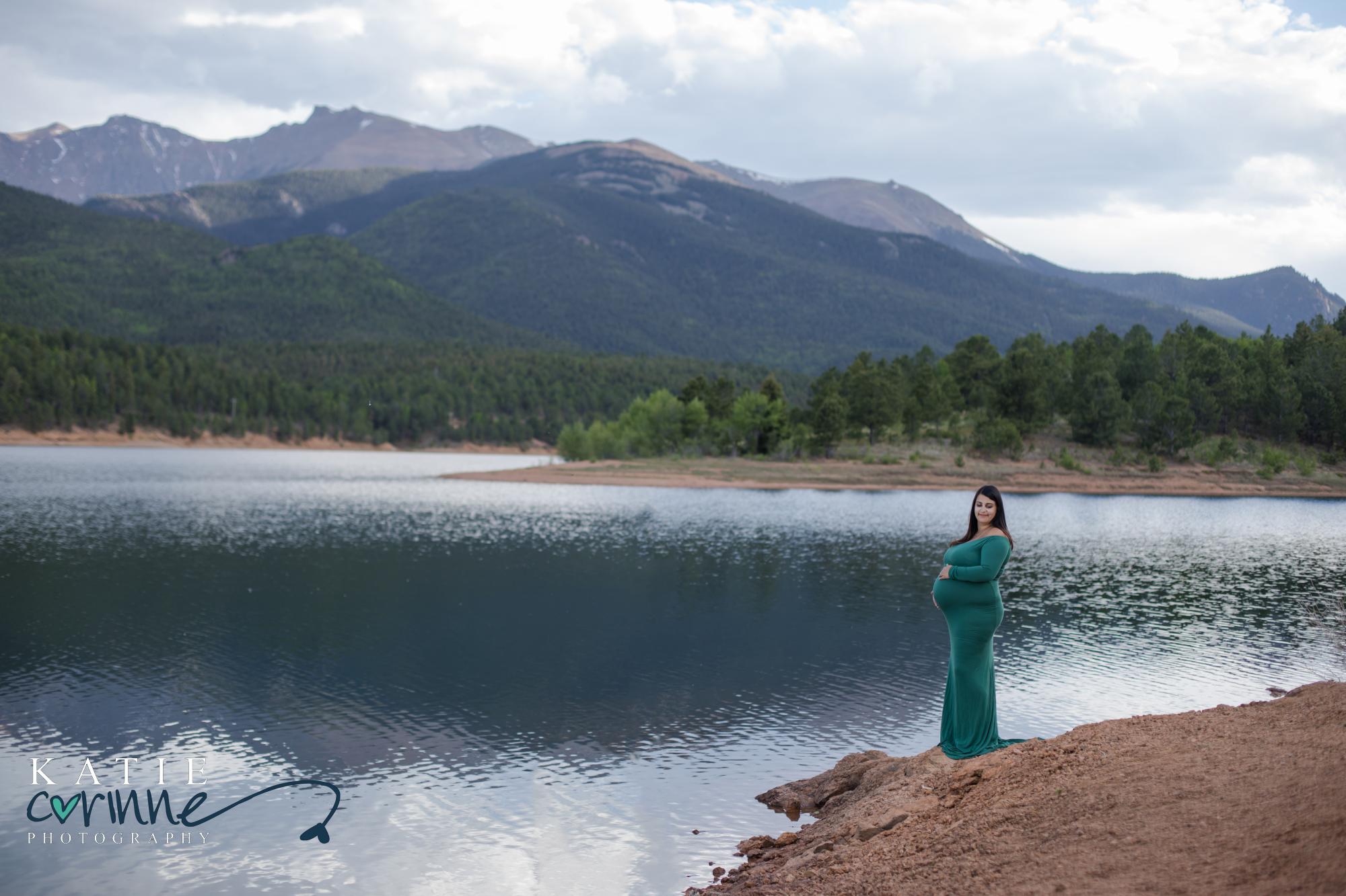 Expectant mother poses for Colorado Spring maternity photographer