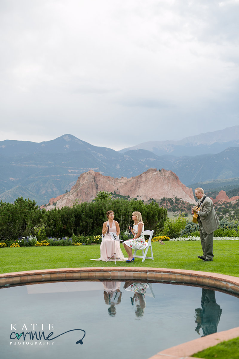 Live wedding music plays at outdoor Colorado ceremony