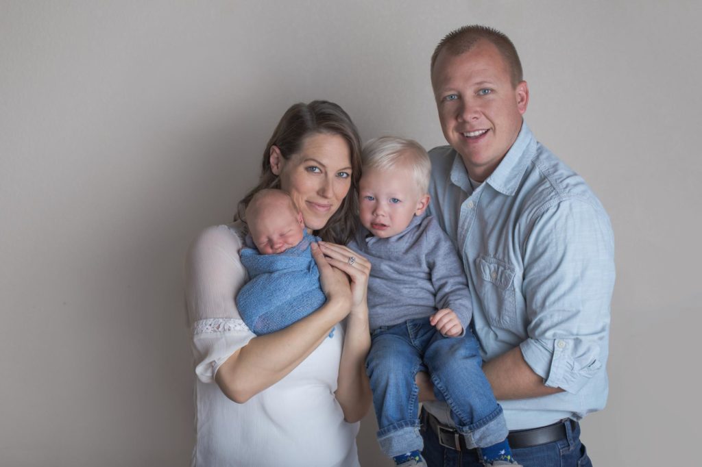 Colorado newborn with parents and brother