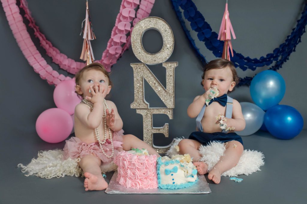 Colorado Twin babies eat cake at cake smash session