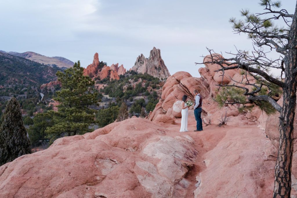 reading vows at garden of the gods elopement