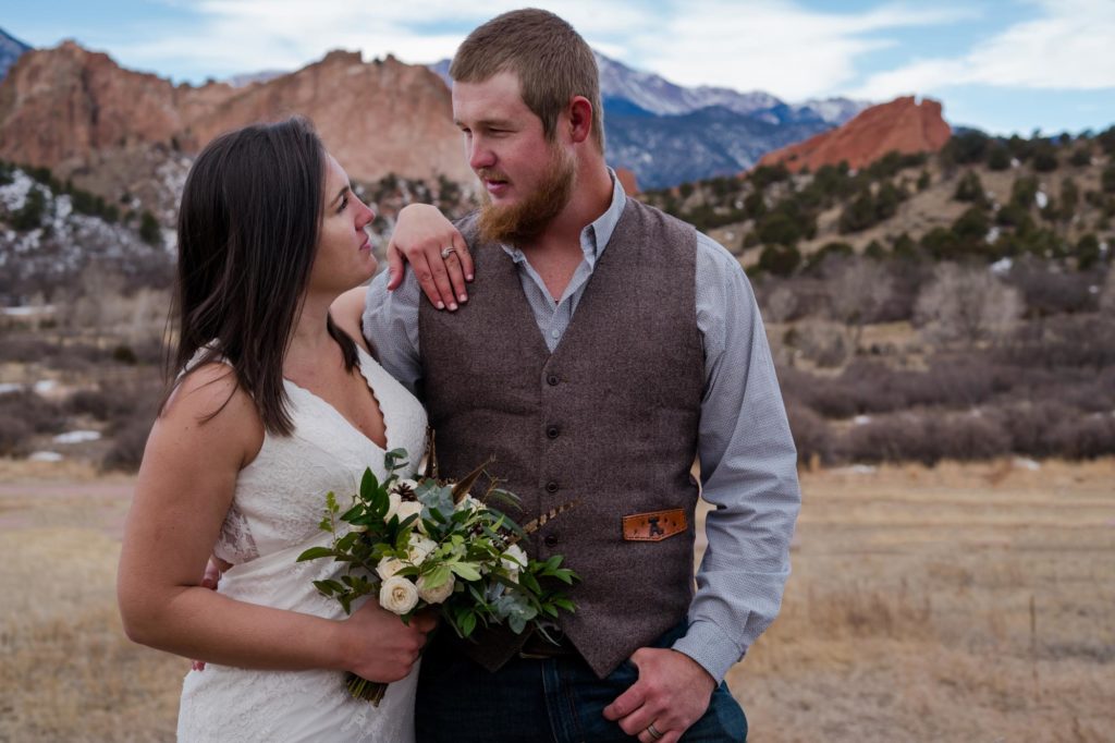 elopement couple at garden of the gods and pikes peak