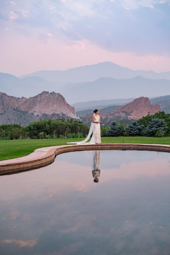 Colorado newlyweds take portraits Garden of the Gods