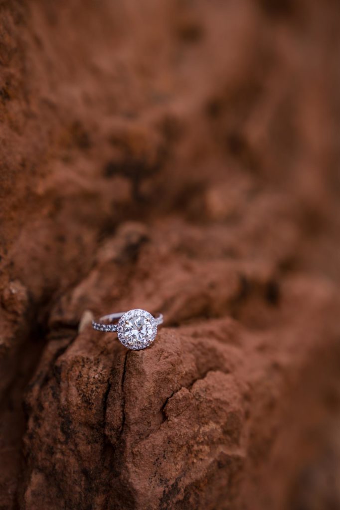 Colorado proposal photographer captures ring on red rocks
