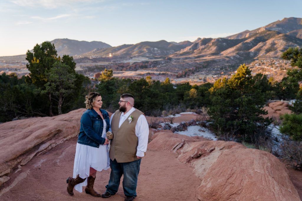 bride and groom elope with best Colorado vendors